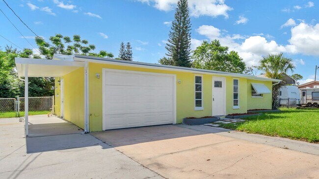 Building Photo - Darling Updated 2BD/1BTH+Flex Space Home i...