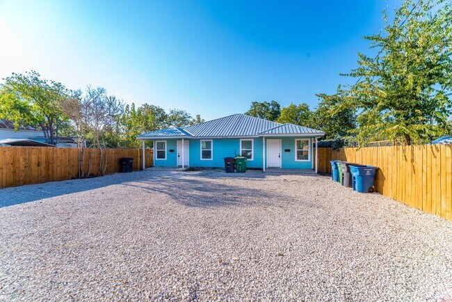 Building Photo - 3-Bedroom Duplex