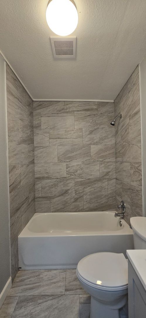 Building Photo - Renovated 4/2 Close to Busch Gardens and M...