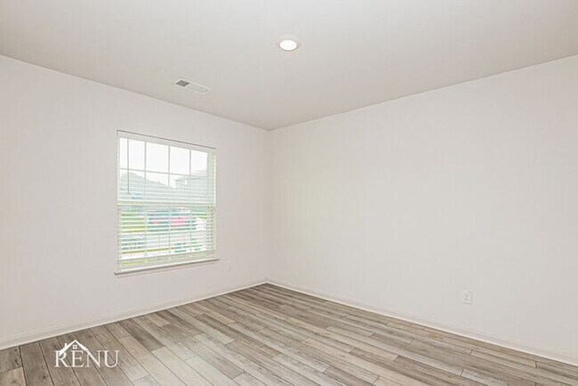 Foto del edificio - Now Available!