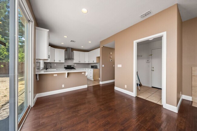 Foto del edificio - Spacious 4 Bedroom, 2.5 Bath Home in Sacra...