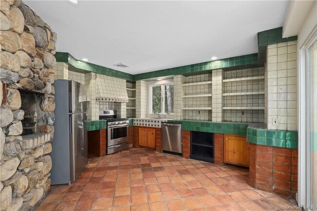 Foto del edificio - 165 Old Post Rd