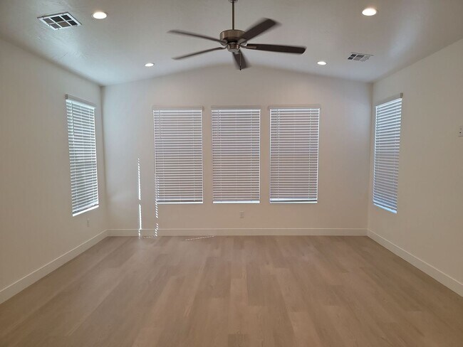 Building Photo - Brand New 3 Bedroom Home in St. George wit...