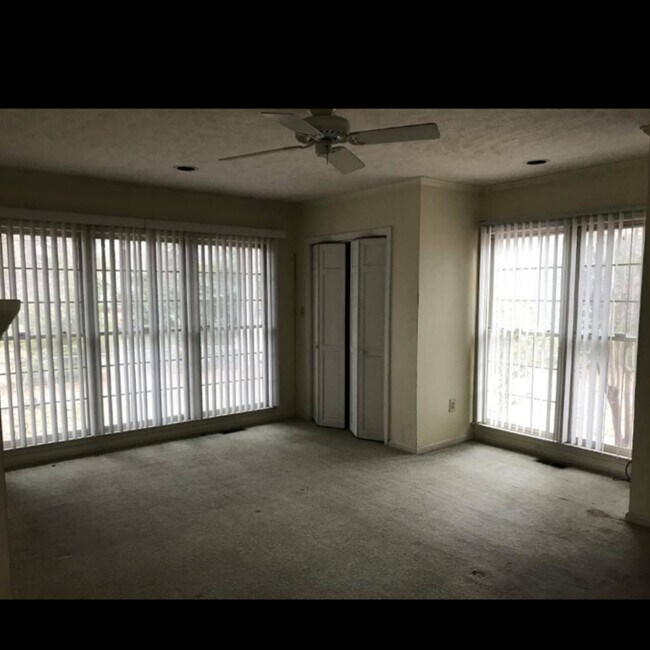 Foto del edificio - 802 Roberdell Rd