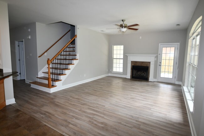 Building Photo - 486 Sussex Dr SW