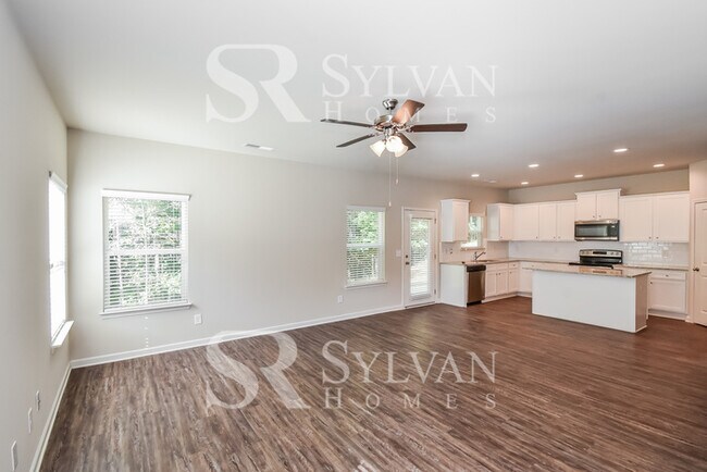 Building Photo - Gorgeous 3BR 2.5BA Traditional Home