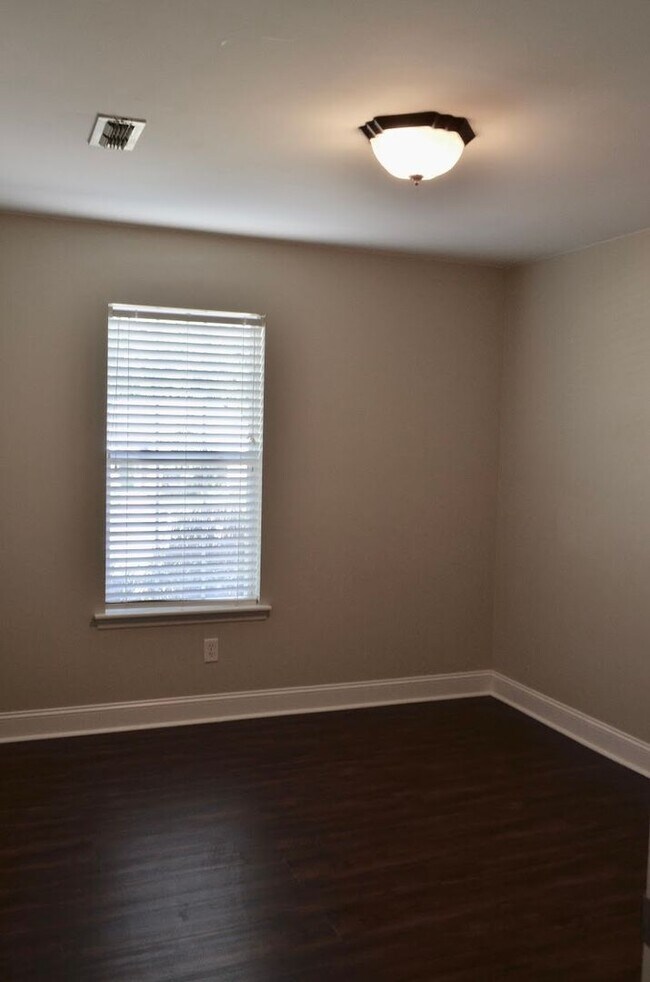 Building Photo - 816 Stoneview Dr