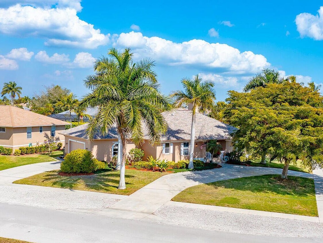 Foto principal - Beautiful Home in Desirable Marco Island