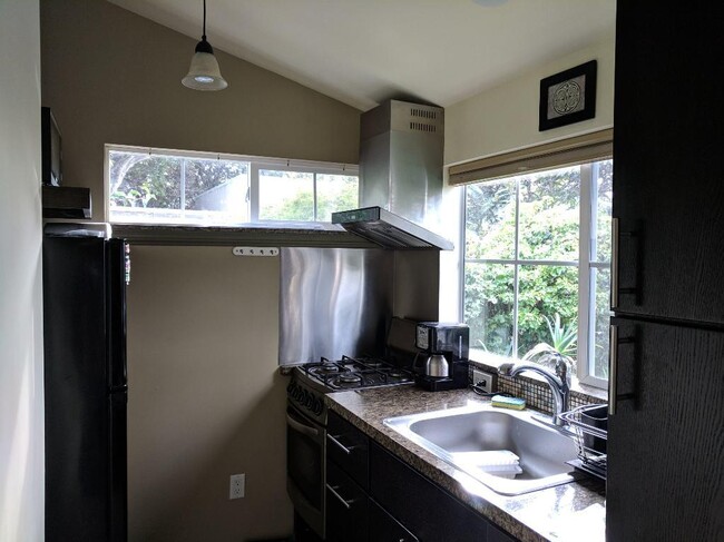 Kitchen with gas range, hood and granite countertop. - 1515 Valley Rd