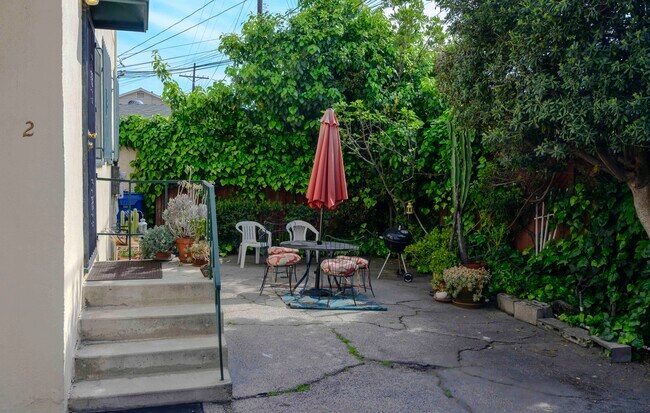 Patio en la parte trasera del edificio - 835 N Wilton Pl