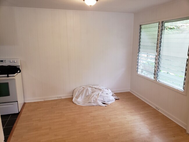 Unidad C: Vista de la otra mitad de la sala de estar. - 47 -411 Kamehameha Hwy
