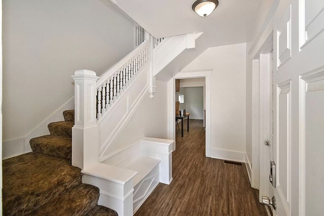 Primary Photo - Inviting 4 Bed, 2 Bath in GU District! (GU...