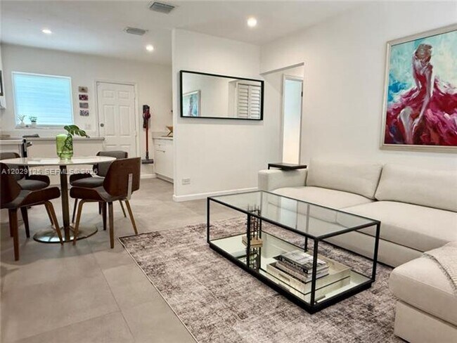 Foto del edificio - 547 NE 64th St
