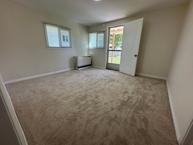 Building Photo - Fresh one bedroom, one bath home in downto...