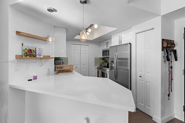 Building Photo - 2000 N Bayshore Dr