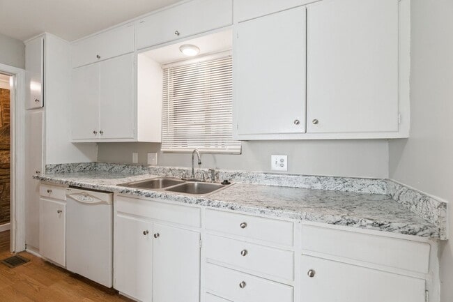 Foto del edificio - 3 bed, 1 bath home in the Village