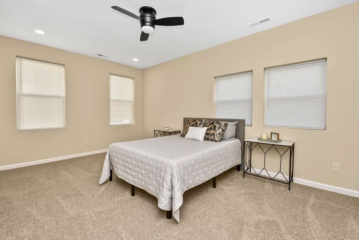 Foto principal - 1220 E Pacific St