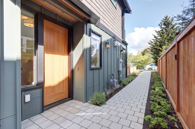 Building Photo - Light-Filled Contemporary Home in Prime Kirkland Location