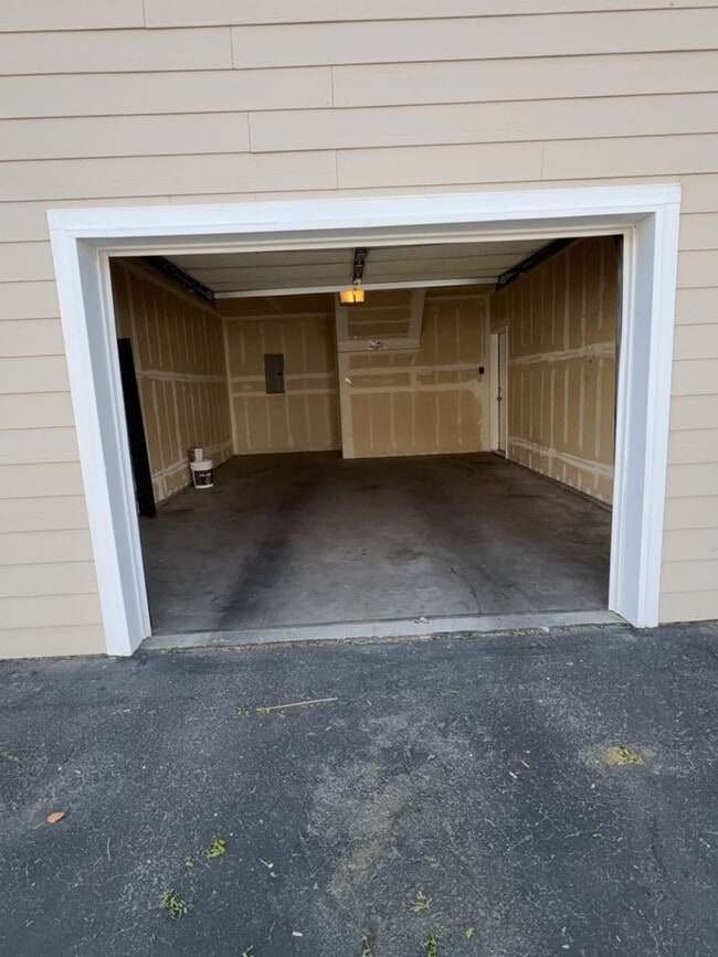 Building Photo - Spacious 2 Bed, 2 Bath Condo