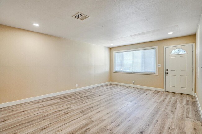Foto del edificio - Beautifully Renovated 4 Bedroom Home with 3 Full Bathrooms!