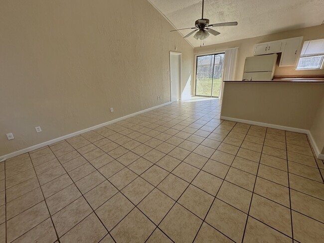 Building Photo - **Move-In Special: $400 off 1st mo **880 N...