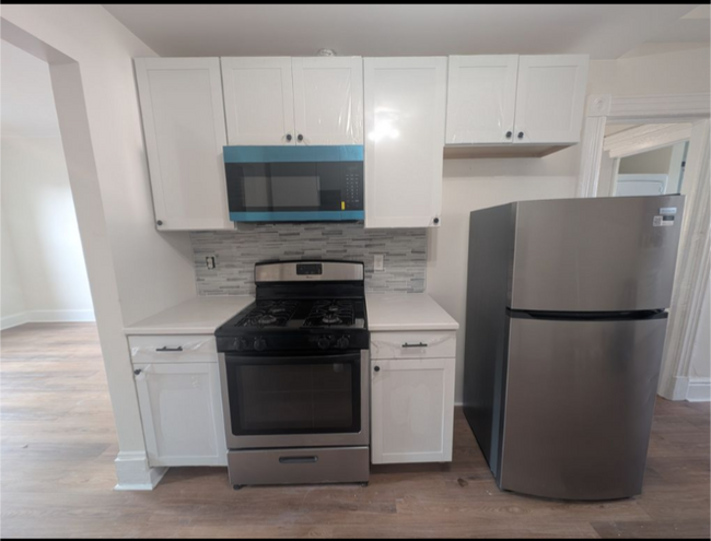 Kitchen Stove - 56 Madison Ave