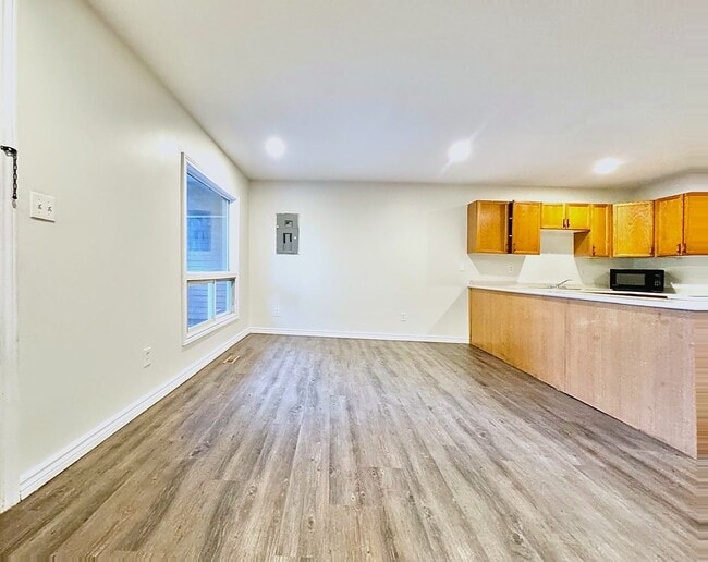 Building Photo - 59 Queenston St