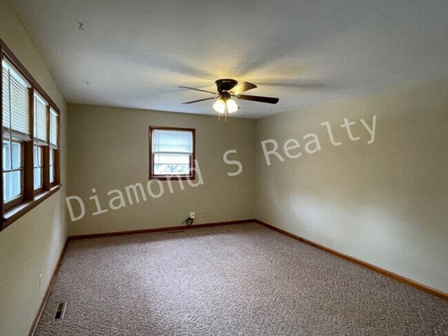 Building Photo - Adorable 2 Bedroom Available Early September!