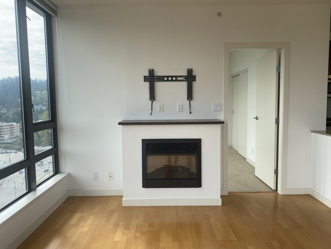 Building Photo - 400 Capilano Rd