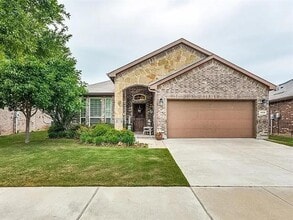 Building Photo - 3020 Tamarack Ln