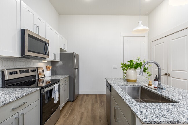 1BR, 1BA- 672SF - Kitchen - THE LINKS ON PGA PARKWAY