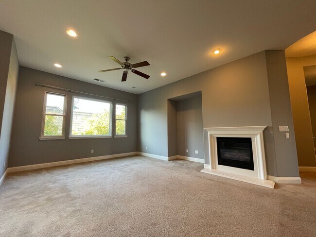 Foto del edificio - Beautiful 4-Bedroom Home in Prime Rosevill...
