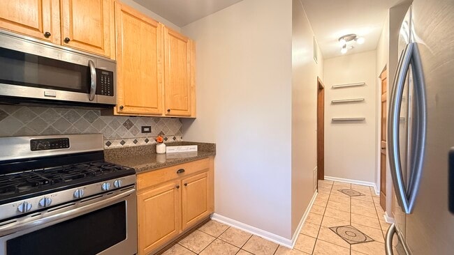 Building Photo - 2437 Oneida Ln