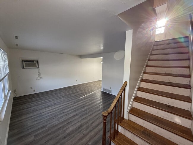 Building Photo - 604 Manor Dr