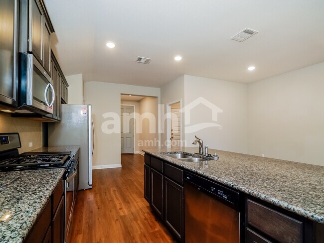 Foto del edificio - 8105 Cottage Rose Dr