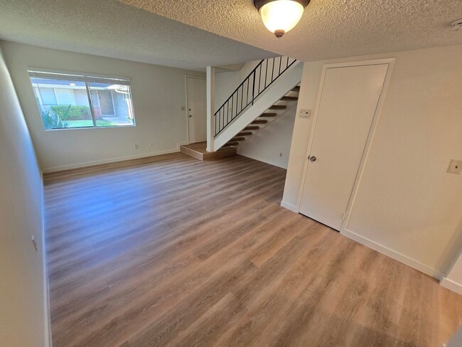Building Photo - Spacious townhome in a well-maintained El Cajon complex