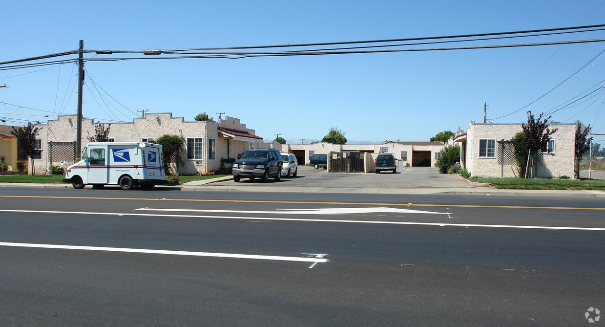 Primary Photo - 1105 E Lake Ave