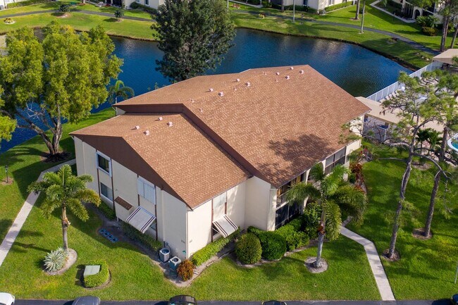Foto del edificio - 332 Knotty Pine Cir
