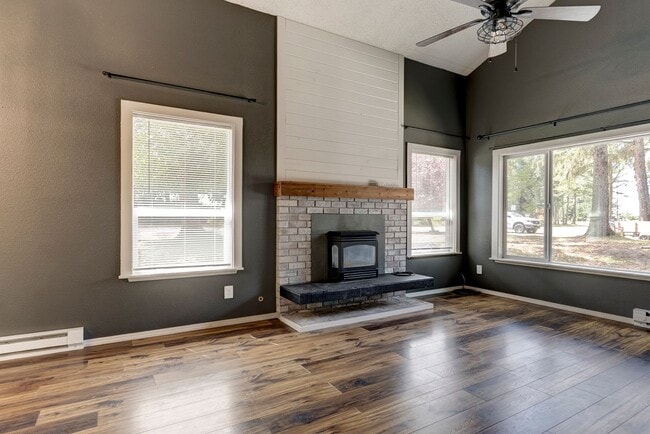 Building Photo - Charming 3 Bed, 2 Bath Home on a Quiet Street