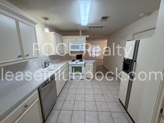Foto del edificio - 8310 Raleigh Ave