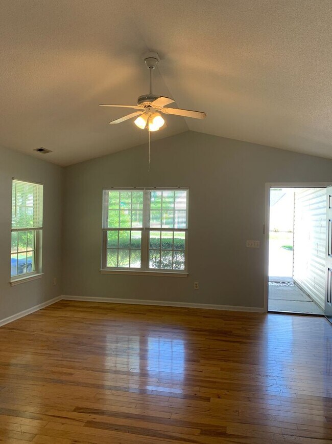 Foto del edificio - 3 BD, 2 BA House: Freshly Painted + New Flooring + Available Now!