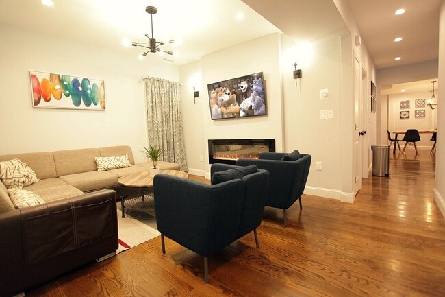 Building Photo - 289 Main St