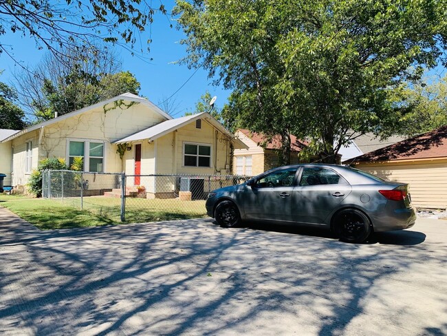 Building Photo - ** MOVE IN SUMMER 05/08/2026 ** 3 Bed 2 Ba...