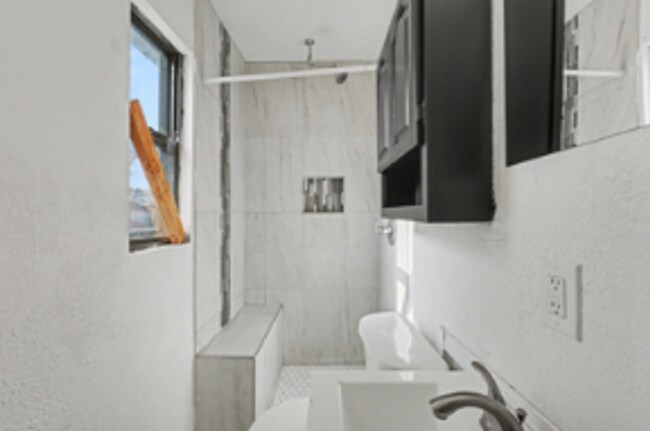 Building Photo - 732 N Victor Ave