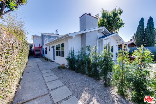 Building Photo - 610 Victoria Ave