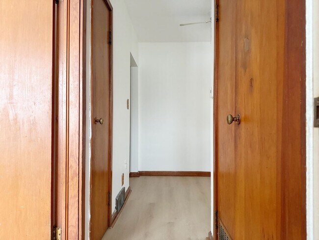 Foto del edificio - 1339 E Illinois St, Evansville, one bedroom, one bathroom