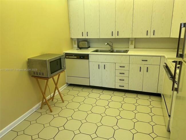 Building Photo - 3003 Hythe A