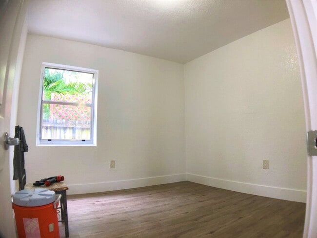Cuarto Master - 2751 NW 27th St