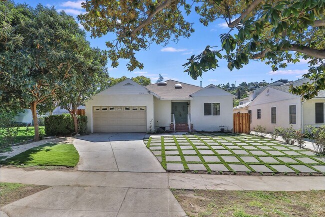 Building Photo - MOVE-IN READY 5BR w/pool + separate guest space w/half bath!