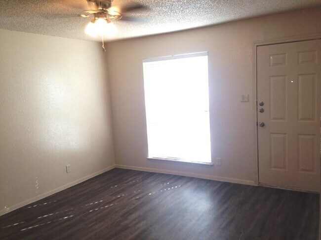 Building Photo - 1710 Ledgewood Dr